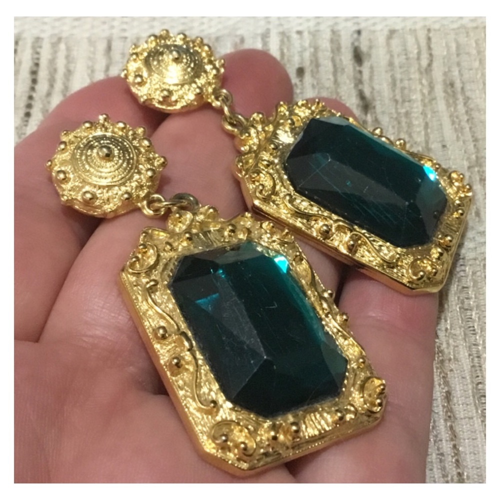 Beautiful Emerald Green Gem Gold Studded Earring - Picture 4 of 8